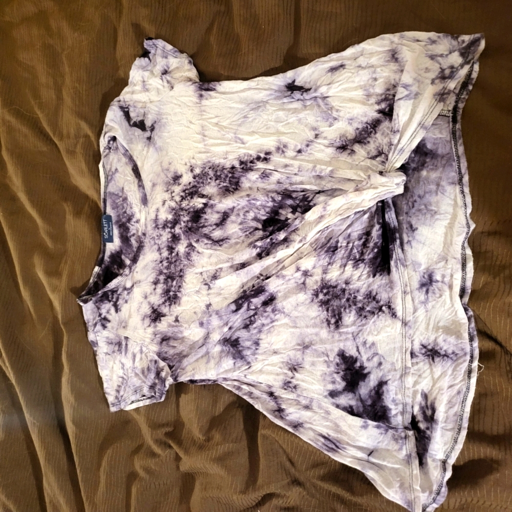 Is short sleeve black-and-white tight shirt